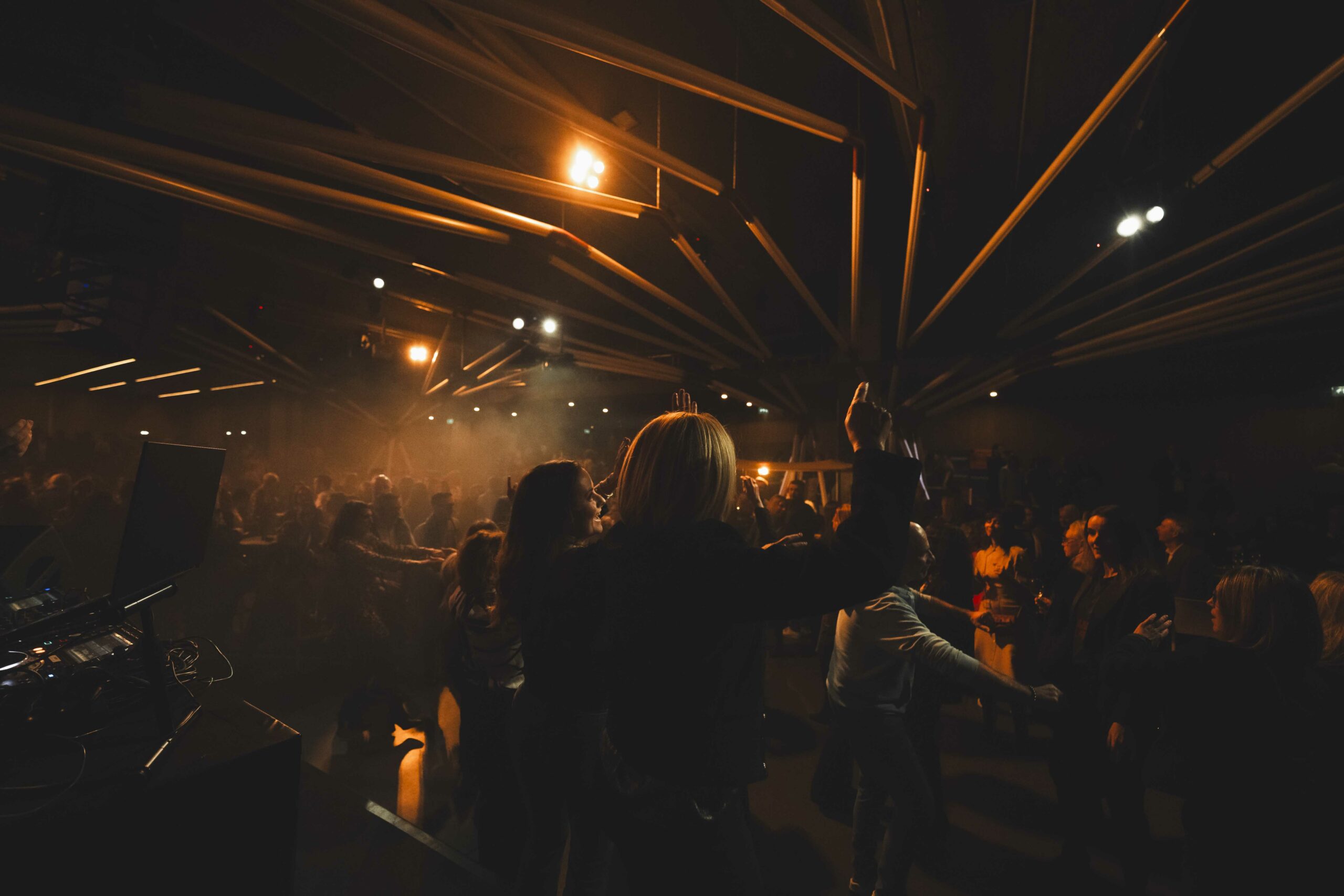 Public en danse pendant une prestation Galactix